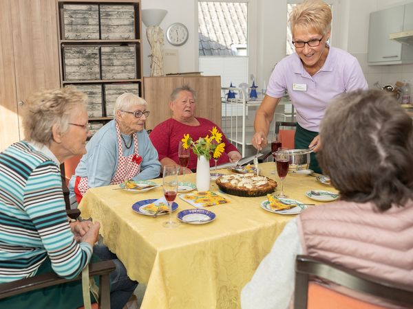 Gemütliche Runde bei Kaffee und Kuchen - Seniorencafé - Immanuel Seniorenzentrum Kläre Weist Gemütliche Runde bei Kaffee und Kuchen - Seniorencafé - Immanuel Seniorenzentrum Kläre Weist