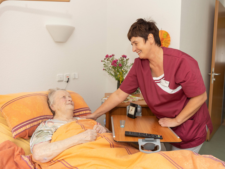 Pflegekraft bei Bewohnerin am Pflegebett - Vollstationäre Pflege - Immanuel Seniorenzentrum Kläre Weist Pflegekraft bei Bewohnerin am Pflegebett - Vollstationäre Pflege - Immanuel Seniorenzentrum Kläre Weist