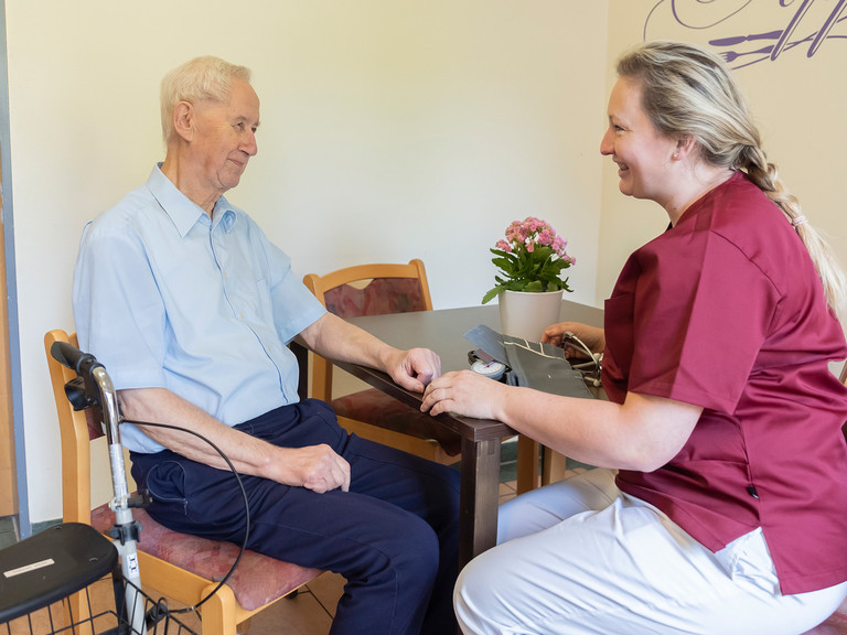 Pflegekraft bei Bewohner - Servicewohnen - Immanuel Seniorenzentrum Kläre Weist Pflegekraft bei Bewohner - Servicewohnen - Immanuel Seniorenzentrum Kläre Weist